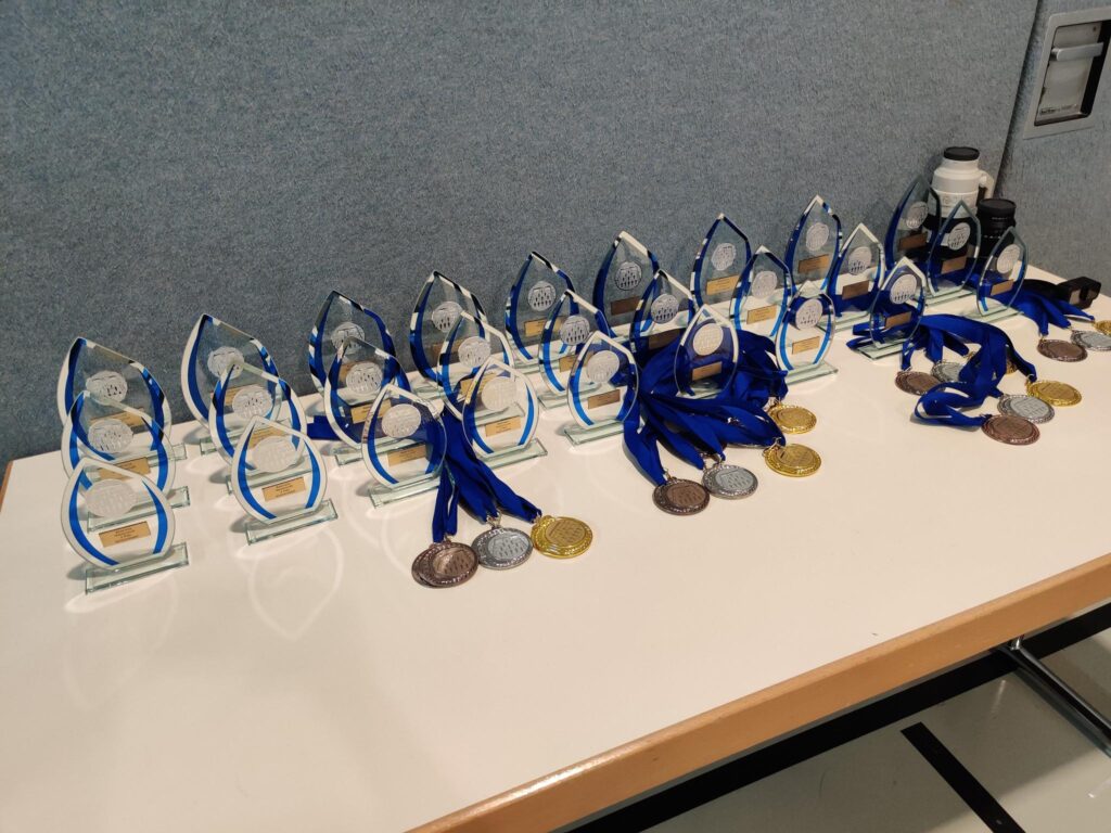Ein Tisch mit Pokalen und Medallien