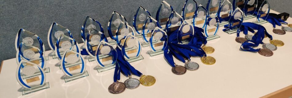 Ein Tisch mit Pokalen und Medallien