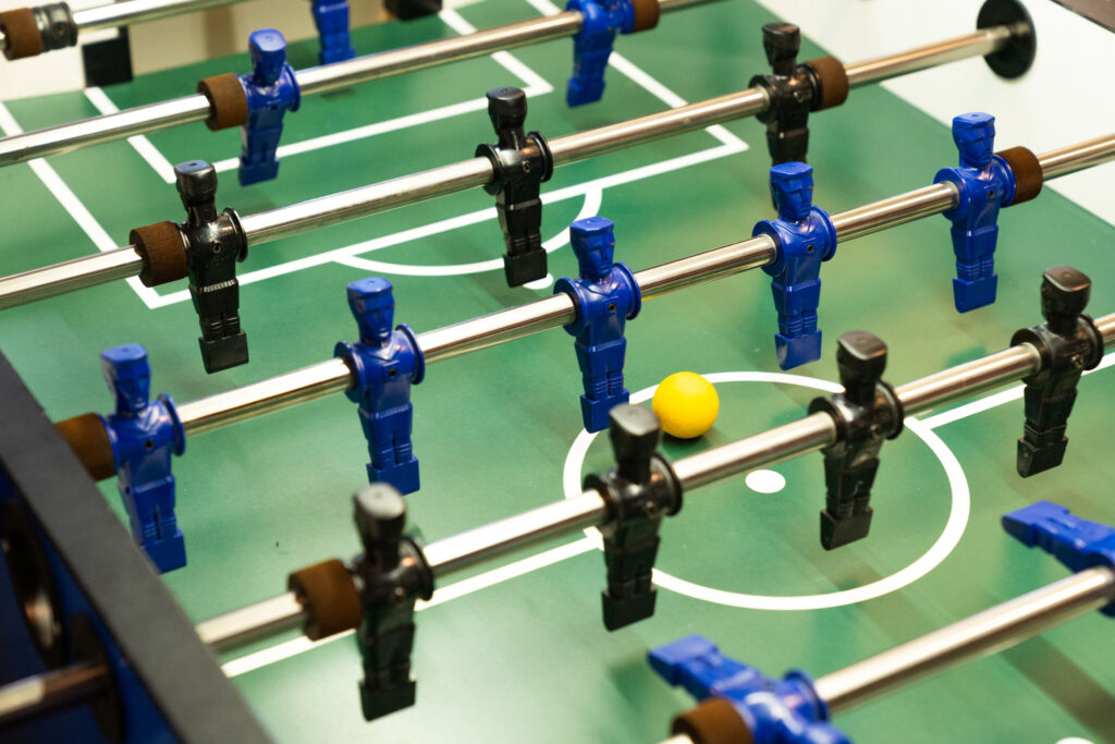 Kickertisch-Spielfeld mit Ball in der Mitte – bereit für den Anstoß beim Teamevent