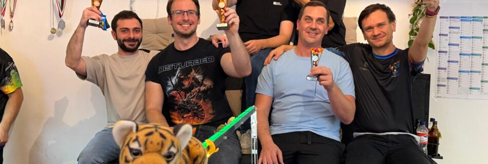 Die Sieger des Turniers feiern auf einer Tribühne ihren Erfolg