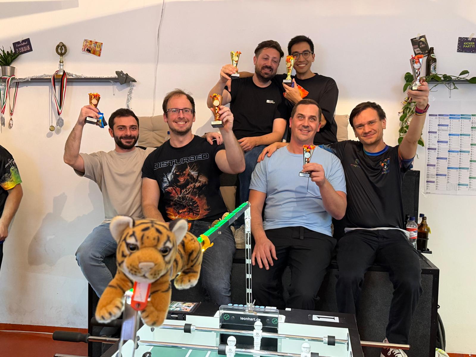 Die Sieger des Turniers feiern auf einer Tribühne ihren Erfolg