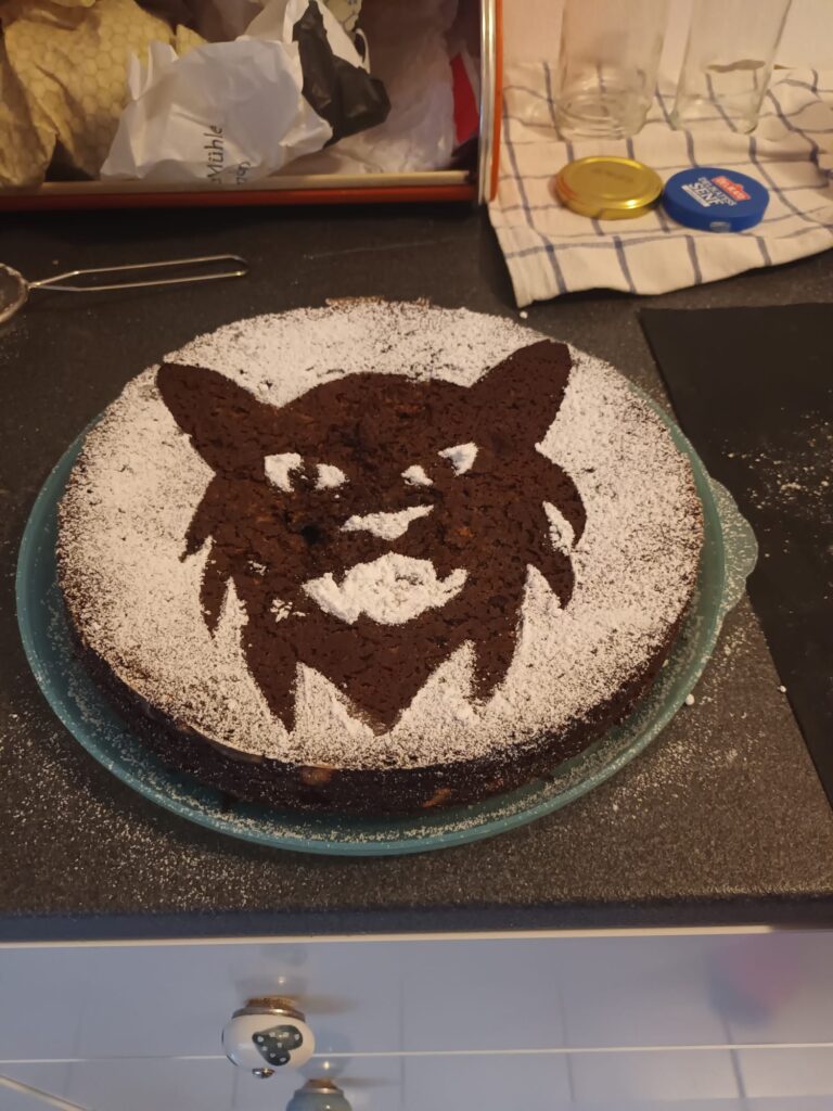 Ein selbstgemachter Schokoladenkuchen mit KC-Logo